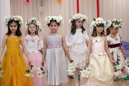 Pour les petites fashionistas! Belles robes de graduation pour les filles