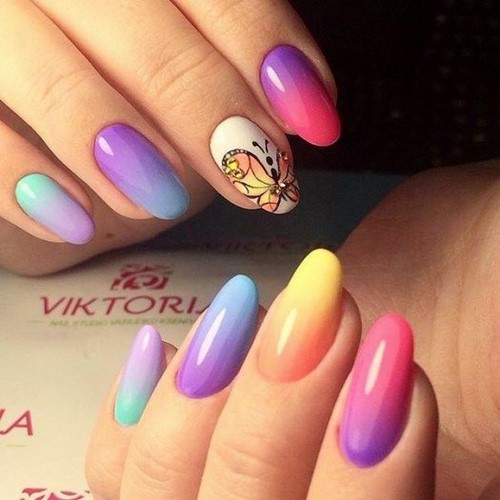 Manucure lumineuse - idées originales de conception d'ongles aux couleurs saturées