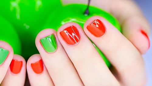 Manucure lumineuse - idées originales de conception d'ongles aux couleurs saturées