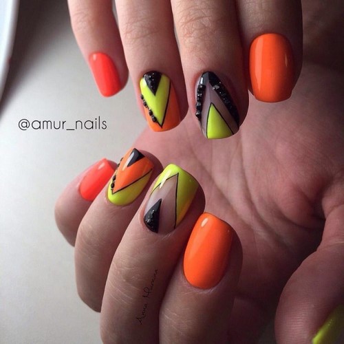 Manucure lumineuse - idées originales de conception d'ongles aux couleurs saturées