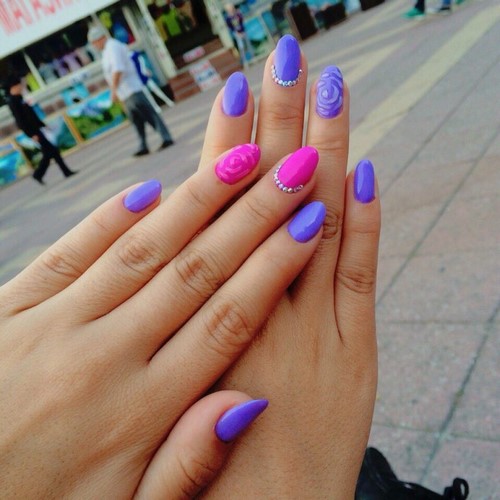 Manucure lumineuse - idées originales de conception d'ongles aux couleurs saturées