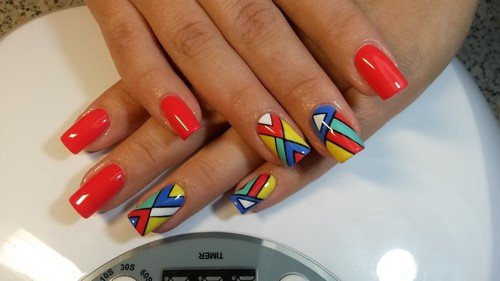 Manucure lumineuse - idées originales de conception d'ongles aux couleurs saturées