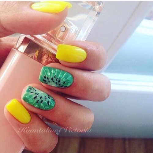 Manucure lumineuse - idées originales de conception d'ongles aux couleurs saturées