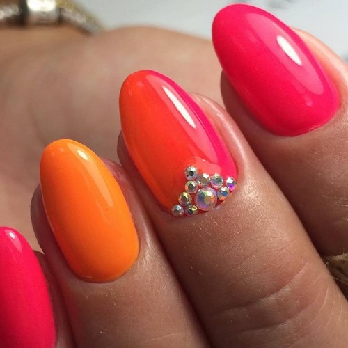 Manucure lumineuse - idées originales de conception d'ongles aux couleurs saturées