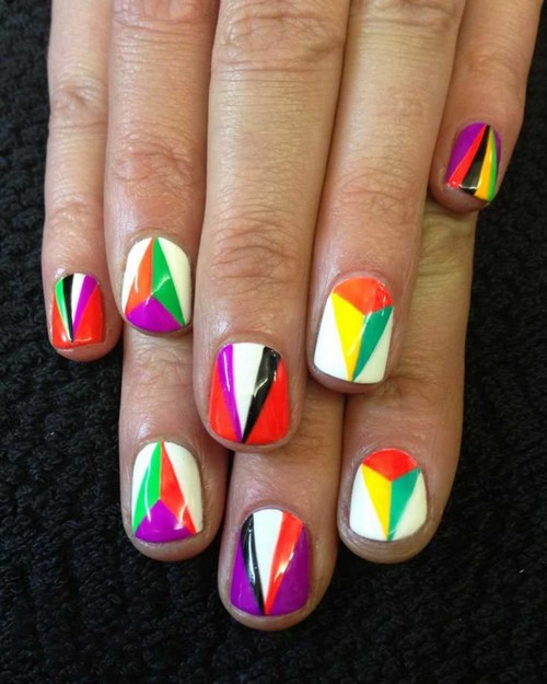 Manucure lumineuse - idées originales de conception d'ongles aux couleurs saturées