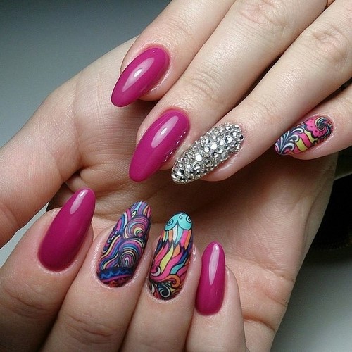 Manucure lumineuse - idées originales de conception d'ongles aux couleurs saturées