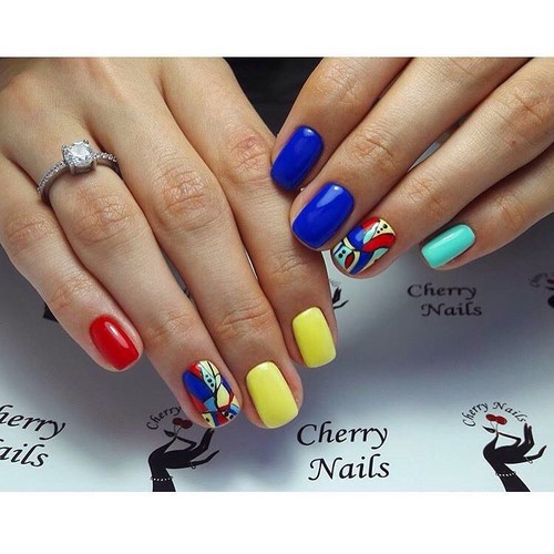 Manucure lumineuse - idées originales de conception d'ongles aux couleurs saturées