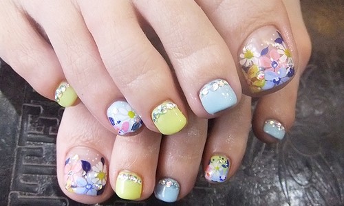 Fasjonabel pedikyr. Vakre ideer om moderne neglekunst