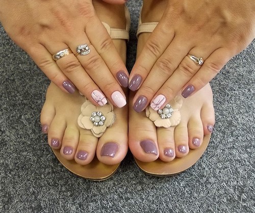 Fasjonabel pedikyr. Vakre ideer om moderne neglekunst