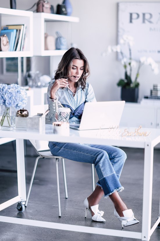 Les chemises à la mode sont toujours un élément pertinent de la garde-robe des femmes
