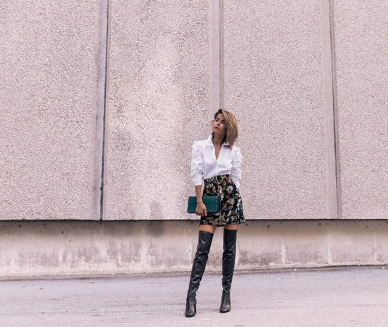 Les chemises à la mode sont toujours un élément pertinent de la garde-robe des femmes