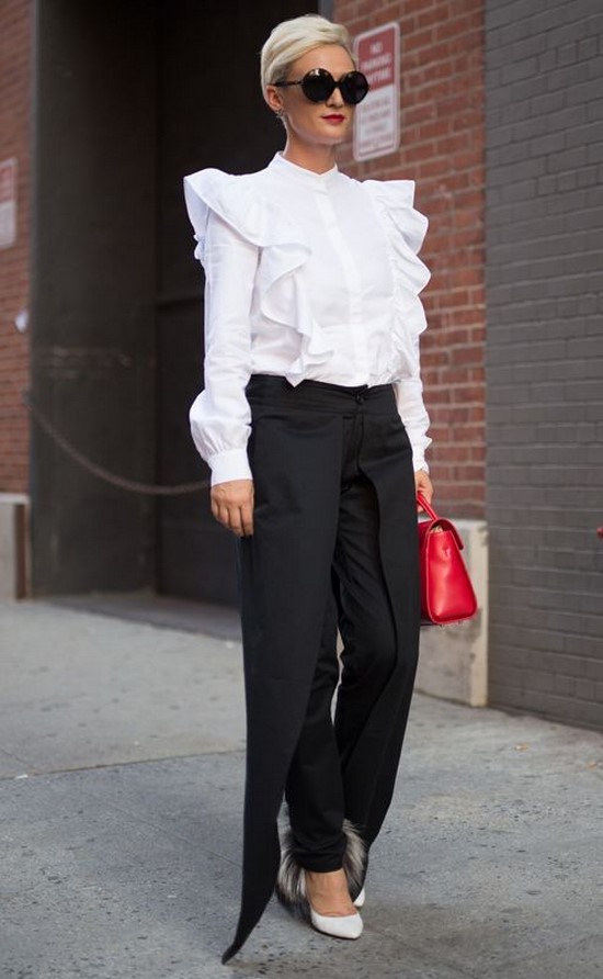 Les chemises à la mode sont toujours un élément pertinent de la garde-robe des femmes