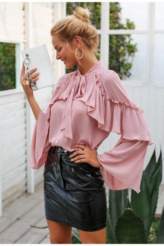 Les chemises à la mode sont toujours un élément pertinent de la garde-robe des femmes