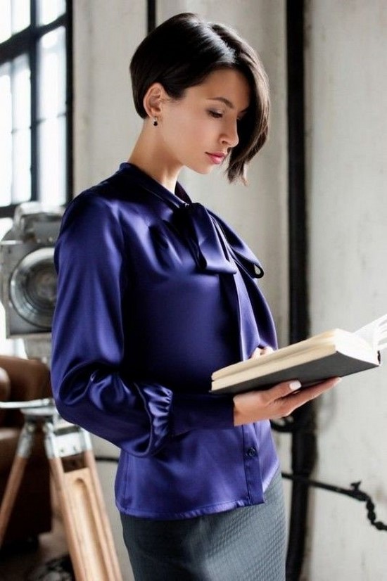 Les chemises à la mode sont toujours un élément pertinent de la garde-robe des femmes