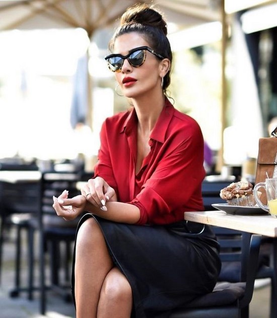 Les chemises à la mode sont toujours un élément pertinent de la garde-robe des femmes