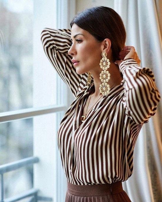 Les chemises à la mode sont toujours un élément pertinent de la garde-robe des femmes