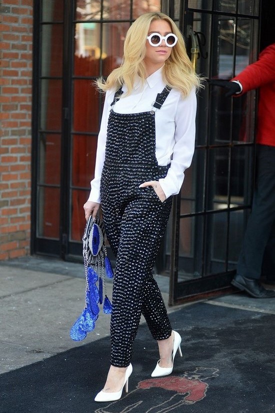 Les chemises à la mode sont toujours un élément pertinent de la garde-robe des femmes