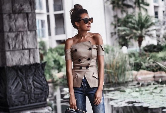 Les chemises à la mode sont toujours un élément pertinent de la garde-robe des femmes