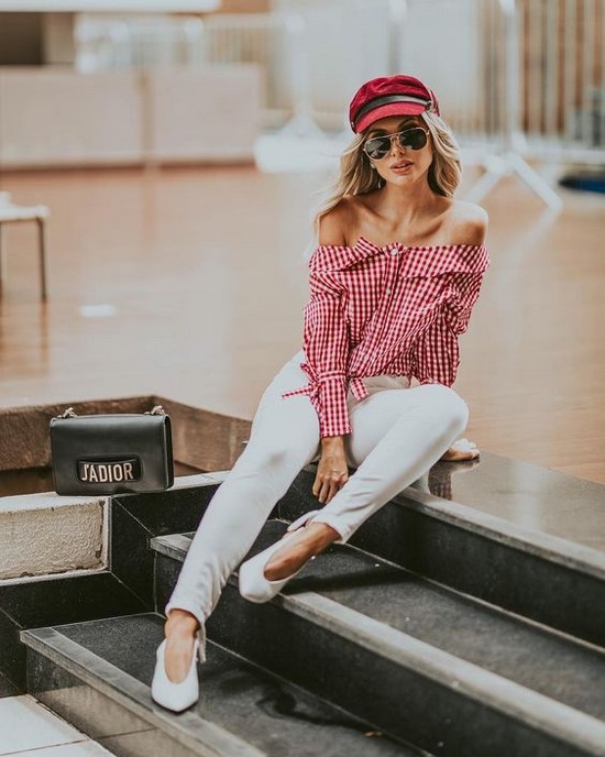 Les chemises à la mode sont toujours un élément pertinent de la garde-robe des femmes