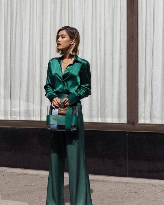 Les chemises à la mode sont toujours un élément pertinent de la garde-robe des femmes