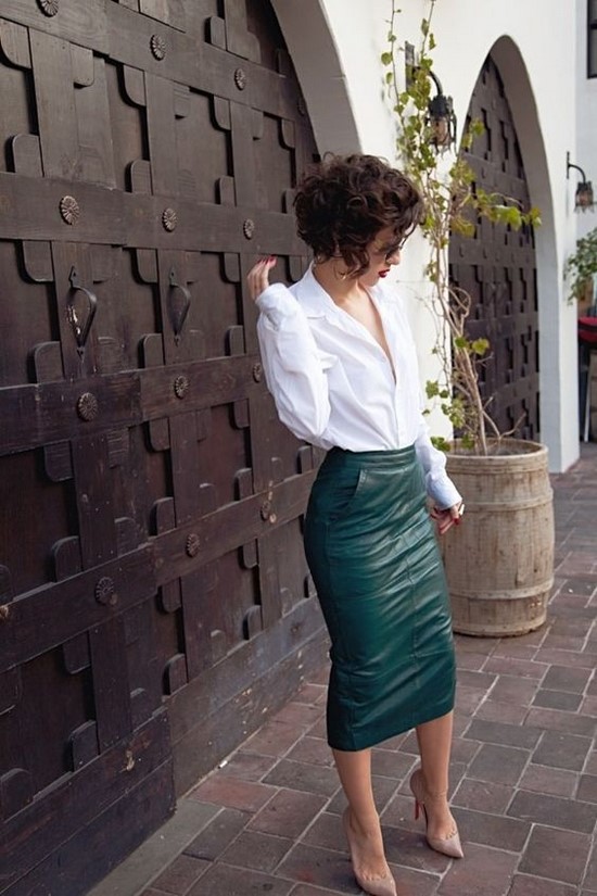 Les chemises à la mode sont toujours un élément pertinent de la garde-robe des femmes