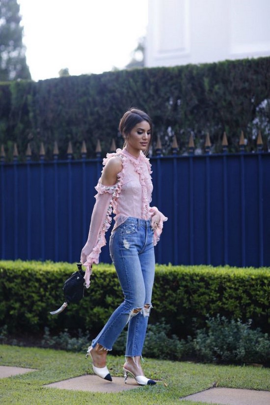 Les chemises à la mode sont toujours un élément pertinent de la garde-robe des femmes