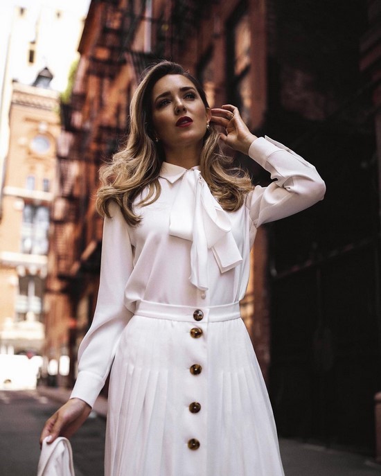 Les chemises à la mode sont toujours un élément pertinent de la garde-robe des femmes