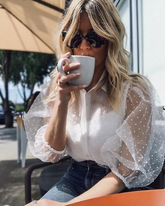 Les chemises à la mode sont toujours un élément pertinent de la garde-robe des femmes