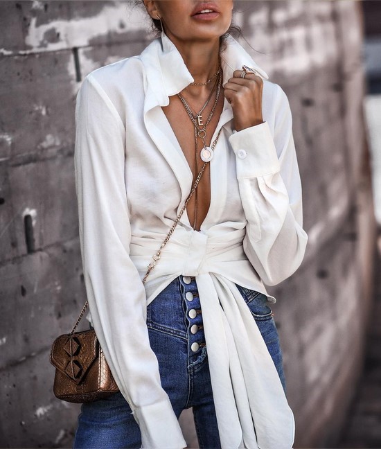 Les chemises à la mode sont toujours un élément pertinent de la garde-robe des femmes