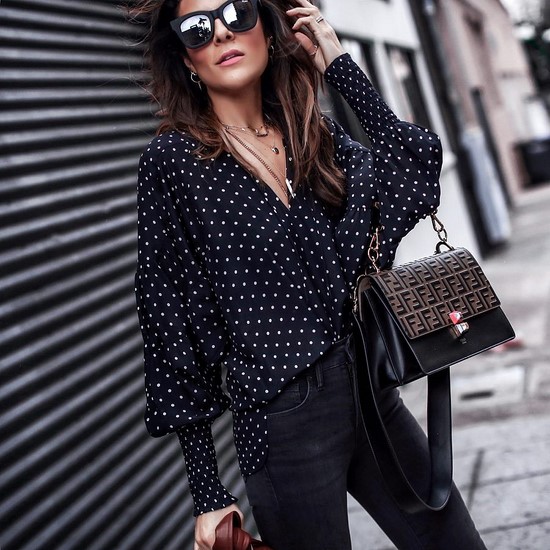 Les chemises à la mode sont toujours un élément pertinent de la garde-robe des femmes