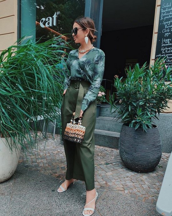 Les chemises à la mode sont toujours un élément pertinent de la garde-robe des femmes