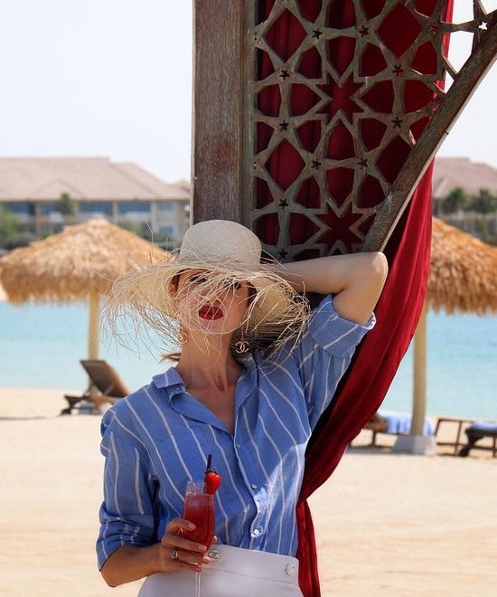 Les chemises à la mode sont toujours un élément pertinent de la garde-robe des femmes