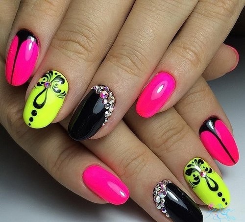 Manucure lumineuse - idées originales de conception d'ongles aux couleurs saturées