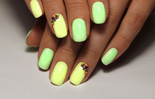 Manucure lumineuse - idées originales de conception d'ongles aux couleurs saturées