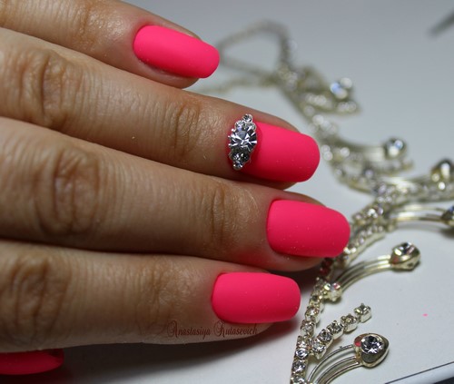 Manucure lumineuse - idées originales de conception d'ongles aux couleurs saturées