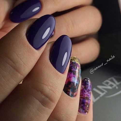 Manucure sombre à la mode - belles photos de l'idée de manucure dans des tons sombres