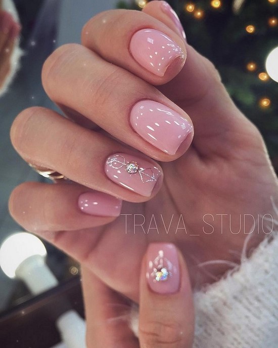 Manucure délicate pour les ongles courts et longs - photos, actualités, idées