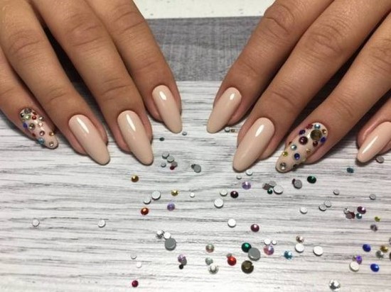 Manucure délicate pour les ongles courts et longs - photos, actualités, idées