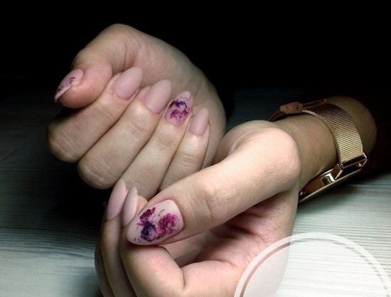 Manucure délicate pour les ongles courts et longs - photos, actualités, idées