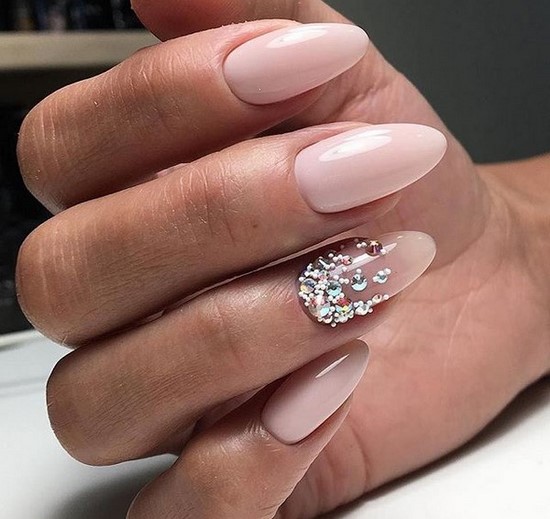 Manucure délicate pour les ongles courts et longs - photos, actualités, idées