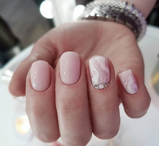 Manucure délicate pour les ongles courts et longs - photos, actualités, idées