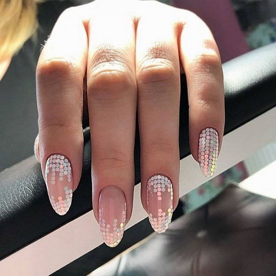 Manucure délicate pour les ongles courts et longs - photos, actualités, idées