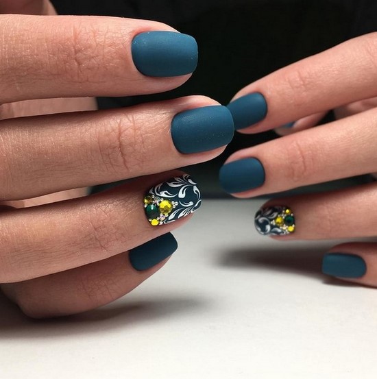 Manucure sombre à la mode - belles photos de l'idée de manucure dans des tons sombres