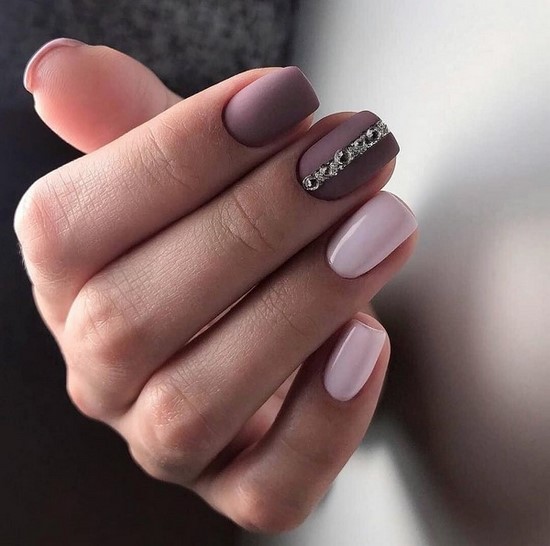 Manucure sombre à la mode - belles photos de l'idée de manucure dans des tons sombres