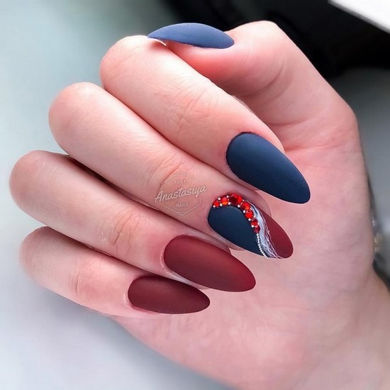 Manucure sombre à la mode - belles photos de l'idée de manucure dans des tons sombres