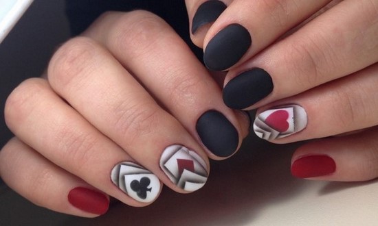 Manucure sombre à la mode - belles photos de l'idée de manucure dans des tons sombres