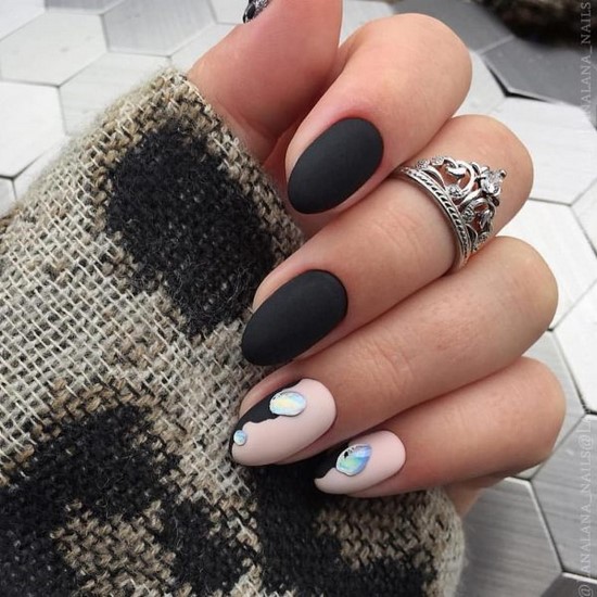 Manucure sombre à la mode - belles photos de l'idée de manucure dans des tons sombres