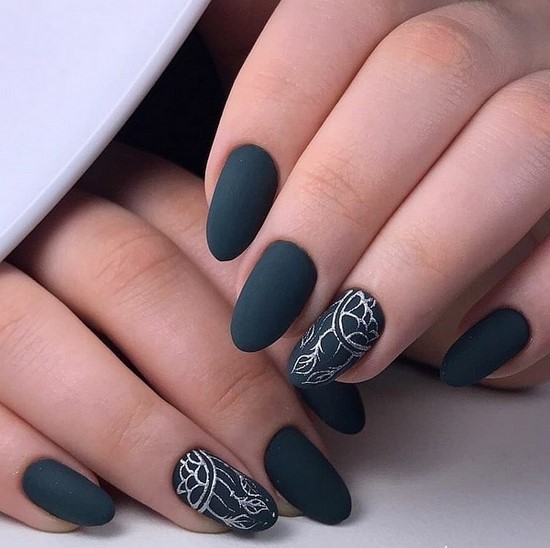 Manucure sombre à la mode - belles photos de l'idée de manucure dans des tons sombres