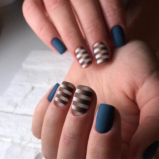 Manucure sombre à la mode - belles photos de l'idée de manucure dans des tons sombres