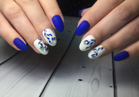 Manucure sombre à la mode - belles photos de l'idée de manucure dans des tons sombres